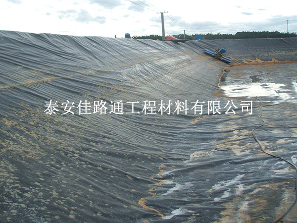 沼气池防渗膜变脆？这样解决更耐用
