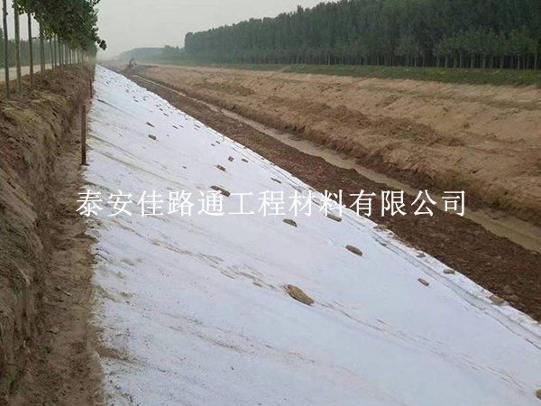 丙纶土工布铺设：规避天气影响，筑牢施工质量防线