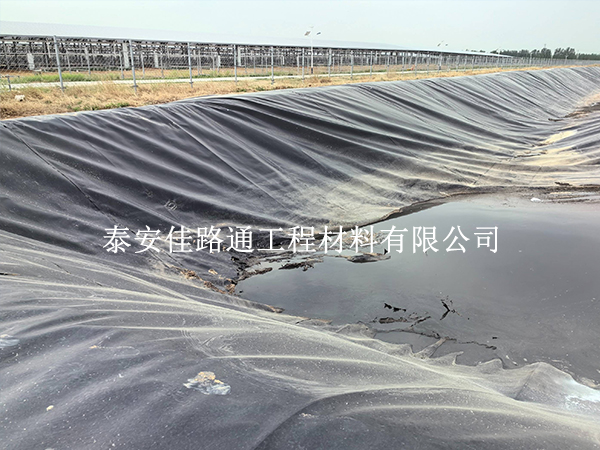 人工湖防渗膜铺完就完事了？这些保养技巧才是长久不漏的关键