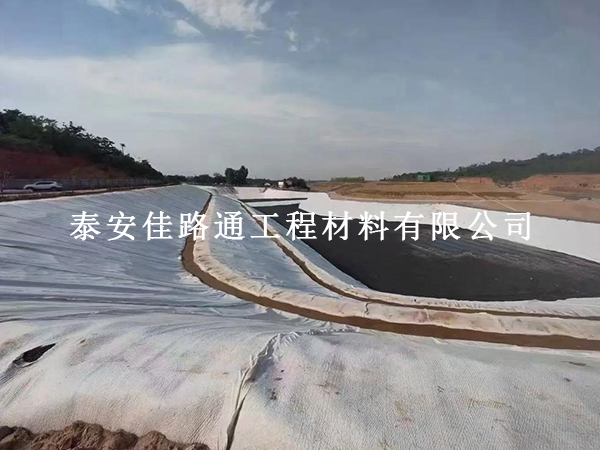 防渗膜施工总返工?做好这些保护措施才能一次交工 防渗膜施工总返工?做好这些保护措施才能一次交工