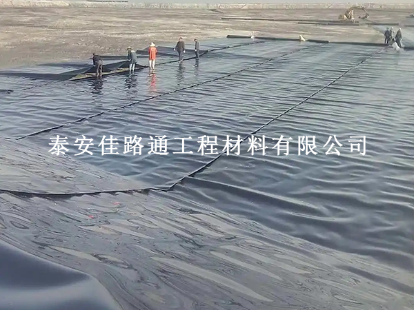 防渗膜铺完就完事了？后期保护没跟上，再好的膜也白搭
