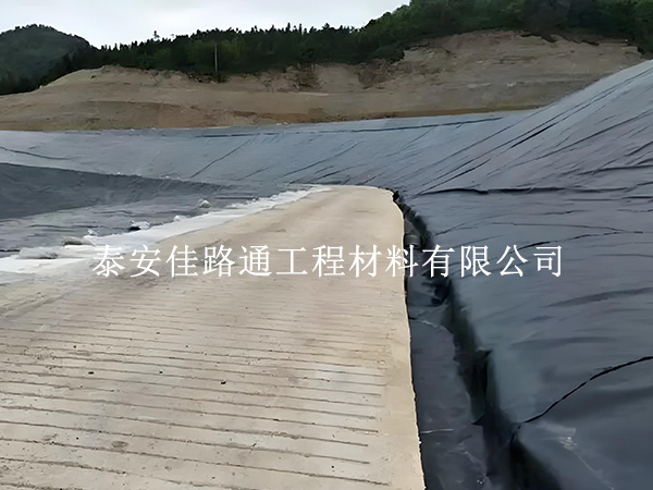 垃圾填埋场防渗膜雨季铺设：避开这些隐患保质量