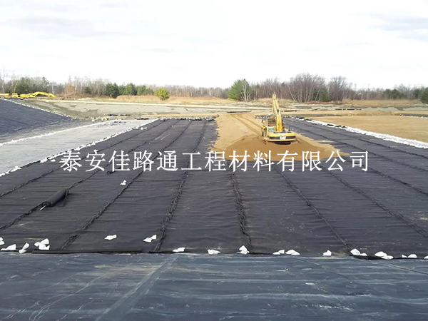 拒绝褶皱隐患：尾矿库防渗膜铺设的科学处理与预防指南